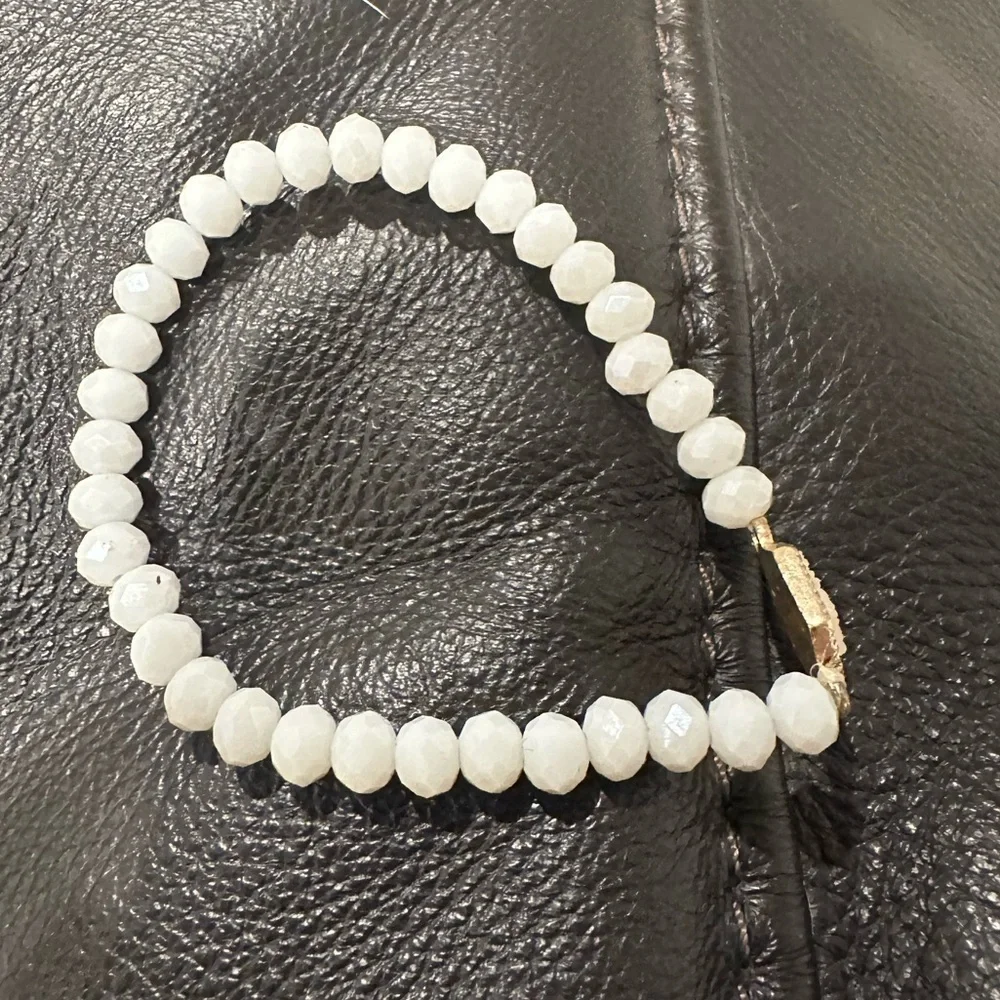 Chic White and Gold Beaded Bracelet